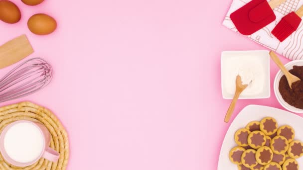 Chocolade Koekjes Witte Plaat Ingrediënten Benodigdheden Voor Het Bakken Verschijnen — Stockvideo