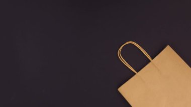 İndirimli alışveriş zamanı. Alışveriş çantaları, karanlık temalı alışveriş hediyeleri. Hareketi durdur 