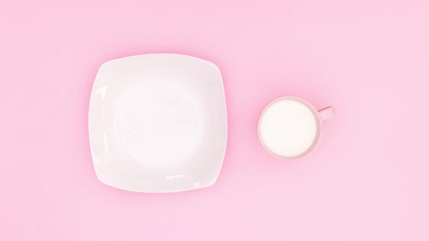 Κύπελλο Του Γάλακτος Μπισκότα Στο Πιάτο Και Συστατικά Για Ψήσιμο — Αρχείο Βίντεο
