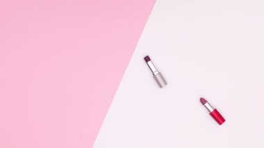 Makyaj ürünleri ve aksesuarlar pembe temada görünür. Hareketi durdur 
