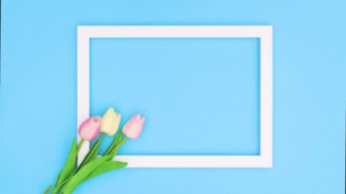 Mavi temalı çiçekli boş fotoğraf çerçevesi. Hareketi durdur 