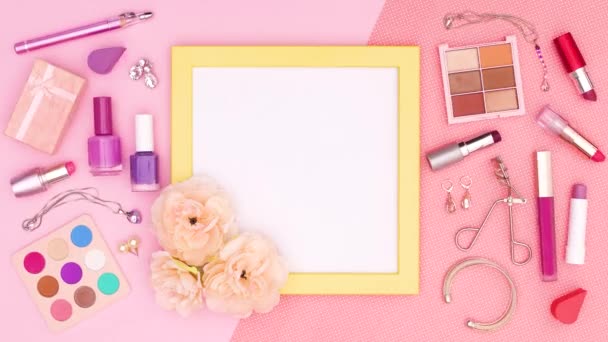 为具有黄色框框的女性制作和化妆产品 以粉红主题的文字或标识 停止运动 — 图库视频影像