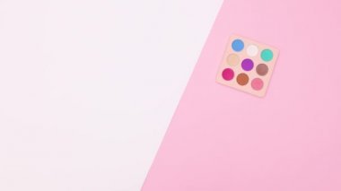 Makyaj ve aksesuarlar beyaz pembe temalı daireler çiziyor. Hareketi durdur 