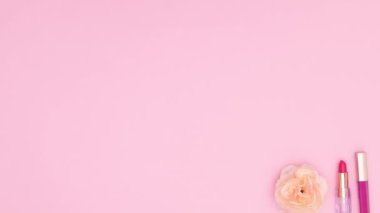 Kadınlar için makyaj ürünleri ve aksesuarlar pembe temada görünür. Hareketi durdur 