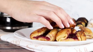 Kirazlı tatlı bir hamur işi.
