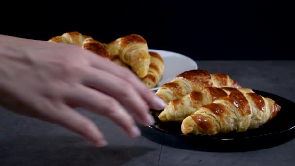 Prendre Croissant Assiette Sur Thème Sombre — Video