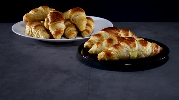 Läckra Croissanter Serveras Tallriken Mörkt Tema — Stockvideo