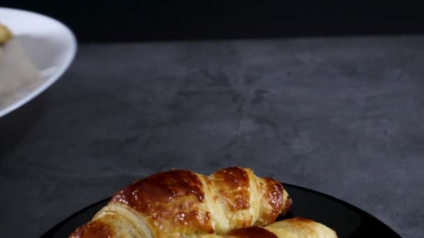 Poner Placa Con Croissants Sobre Mesa — Vídeos de Stock