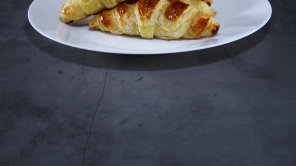 Deliciosos Croissants Pastelería Plato Blanco Sobre Tema Oscuro — Vídeos de Stock