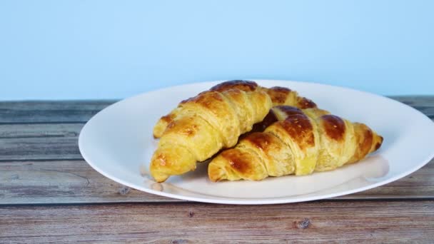 Croissants Recién Horneados Plato Blanco Sobre Mesa — Vídeo de stock