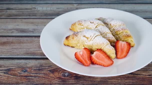 Läckra Färska Croissanter Med Pudersocker Och Jordgubbar Vit Tallrik — Stockvideo