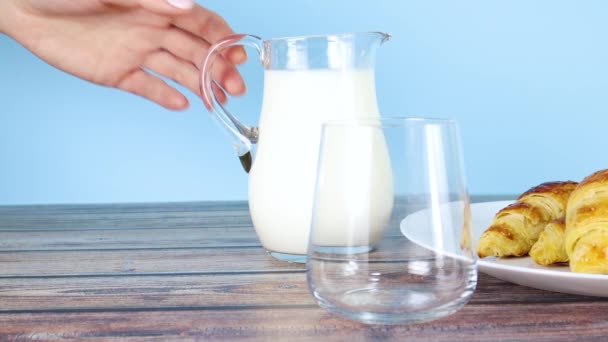 Ρίχνουμε Γάλα Ποτήρι Στο Τραπέζι Γλυκά Πεντανόστιμα Κρουασάν — Αρχείο Βίντεο