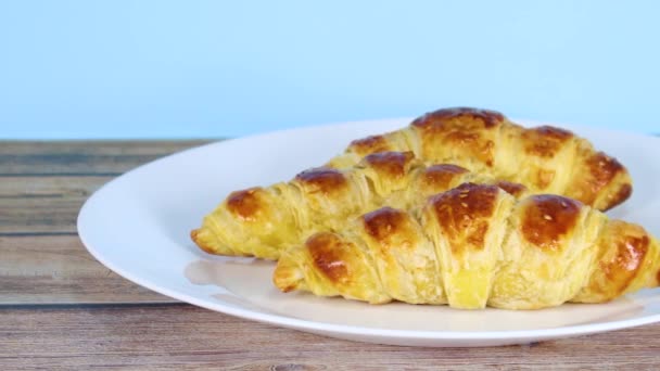 Läckra Croissanter Vit Tallrik — Stockvideo