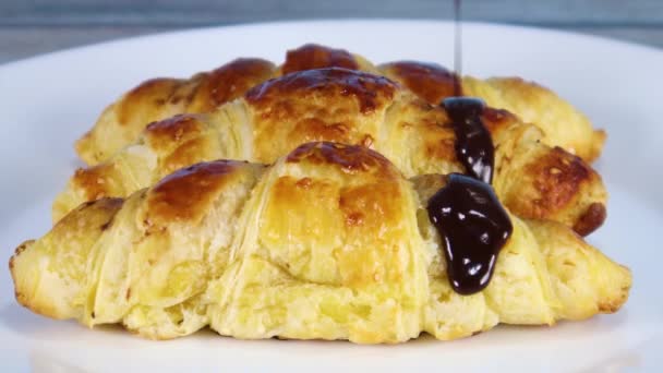 Schokolade Auf Leckere Croissants Gießen — Stockvideo