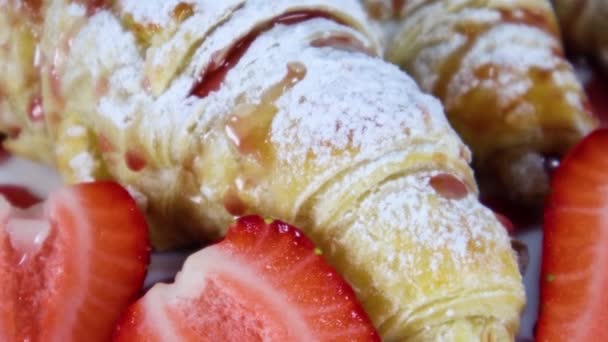Νόστιμα Φρέσκα Γλυκά Κρουασάν Κομμένες Φράουλες Λευκό Πιάτο Κλείσε — Αρχείο Βίντεο