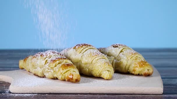 Verter Azúcar Polvo Tres Croissants Tabla Cortar — Vídeos de Stock
