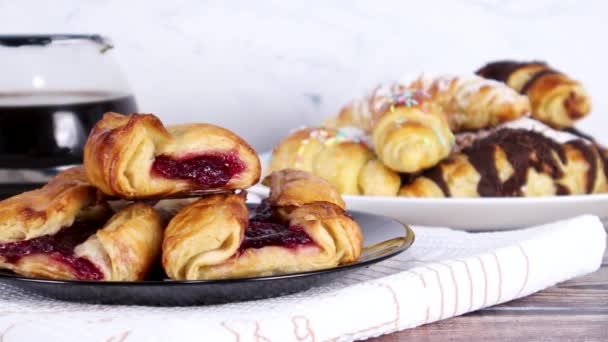 Ízletes Édes Sütemény Cseresznyével Édes Croissant Cobolyán — Stock videók