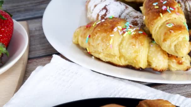 Dulce Deliciosa Pastelería Con Cerezas Croissants Fresas Frescas Servidas Sobre — Vídeo de stock