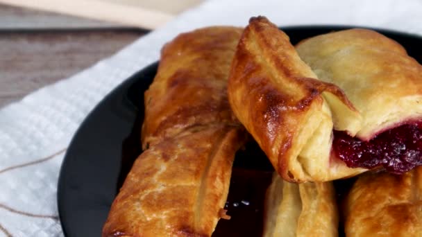 Pastelería Dulce Con Cerezas Plato Cerca — Vídeos de Stock