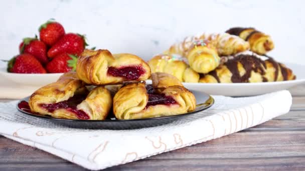 Süßes Leckeres Gebäck Mit Kirschen Croissants Und Frischen Erdbeeren Auf — Stockvideo