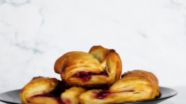 Lezzetli tatlı pasta daireler çiziyor. 