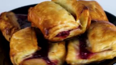 Lezzetli tatlı pasta daireler çiziyor. 