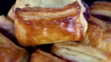 Lezzetli tatlı pasta daireler çiziyor. 