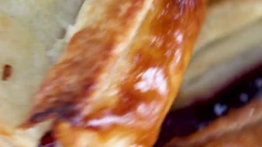 Lezzetli tatlı pasta daireler çiziyor. 