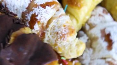 Lezzetli tatlı pasta daireler çiziyor. 