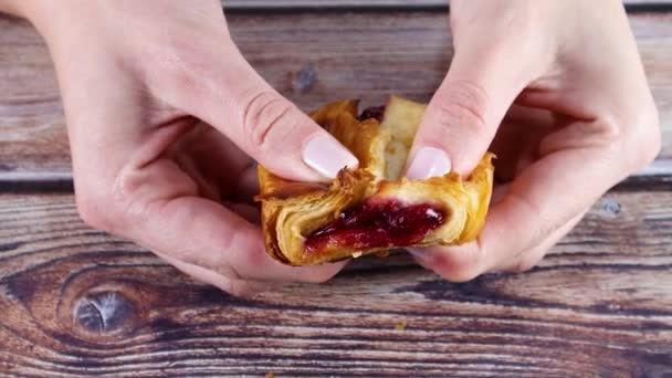 Briser Délicieuse Pâtisserie Sucrée Avec Les Mains — Video