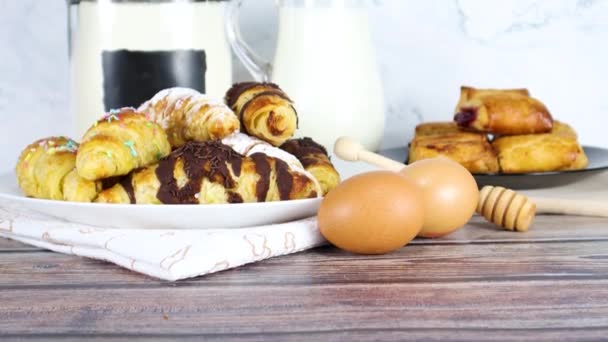 Pasticceria Dolce Fresca Croissant Tavola Con Ingredienti Cottura — Video Stock