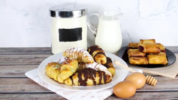 Söta Färska Bakverk Och Croissanter Bordet Med Ingredienser För Bakning — Stockvideo