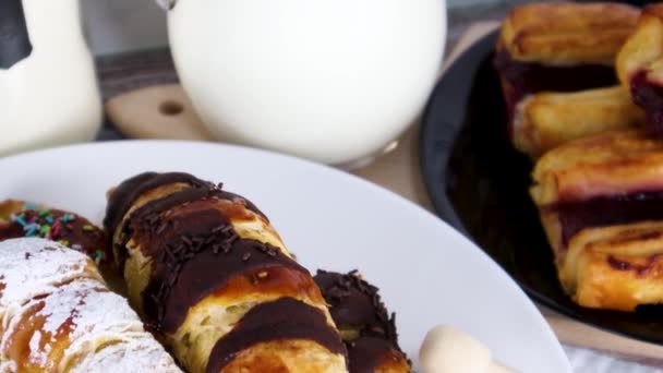 Édes Friss Tészta Croissant Asztalon Hozzávalókkal Sütéshez — Stock videók