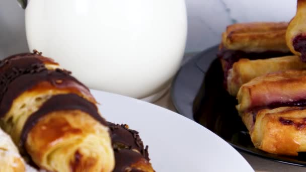 Γλυκό Φρέσκο Γλυκό Και Κρουασάν Στο Τραπέζι Συστατικά Για Ψήσιμο — Αρχείο Βίντεο