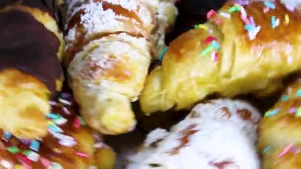 Deliciosa Pastelería Dulce Fresca Girando Círculo — Vídeos de Stock