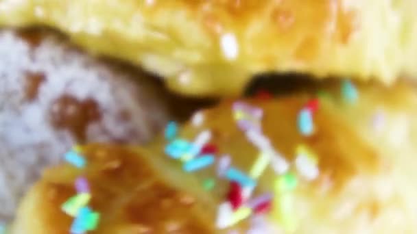 円の中で回転するおいしい新鮮な甘いペストリー — ストック動画