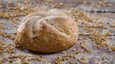 Taze organik çöreğin üzerine çiğ tahıl ve un dökün.