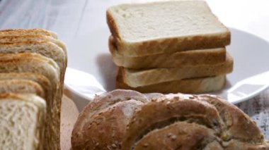 Taze tost ekmeği ve iki organik çöreğin üzerine susam ve mutfak örtüsü koyun.