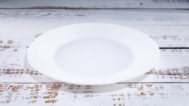 Taze ekmek dilimlerini beyaz tabağa atıyorum.