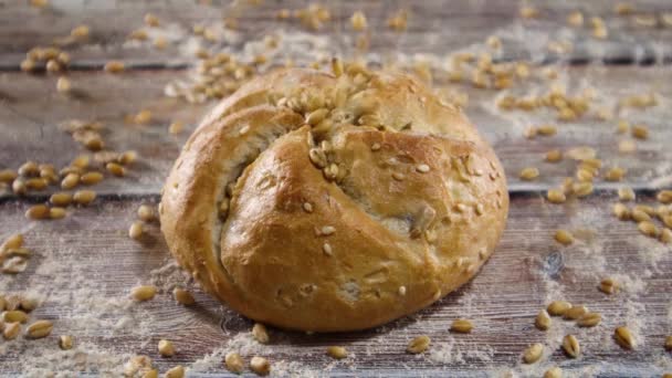 新鮮なおいしい有機パンに生の穀物と小麦粉を注ぐ — ストック動画