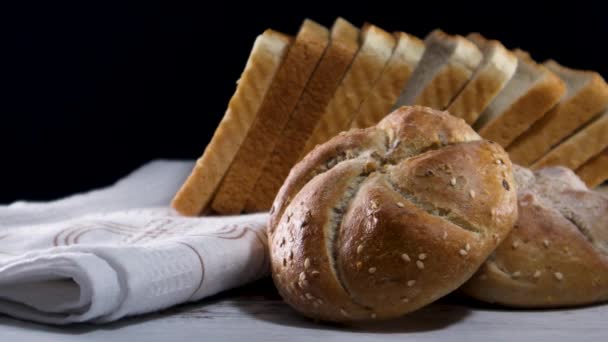 Primo Piano Fette Fresche Pane Tostato Due Panini Biologici Con — Video Stock