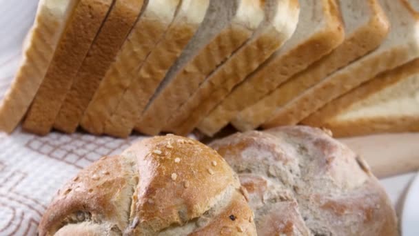Zbliżenie Świeżych Plasterków Chleba Tostowego Dwa Organiczne Bułki Sezamem Stole — Wideo stockowe