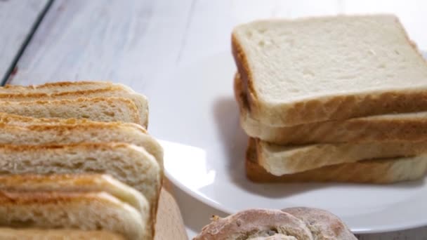 Zbliżenie Świeżych Produktów Piekarniczych Świeży Chleb Tostowy Dwie Bułki Sezamem — Wideo stockowe