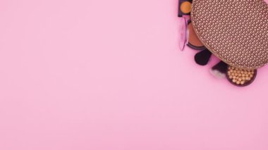 Makyaj malzemelerinin hareketini durdur ve makyaj malzemesi