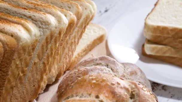 关闭新鲜烘焙产品 新鲜吐司面包和两个面包与芝麻 健康的生活方式 — 图库视频影像