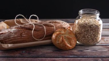 Kavanozda yulaf ezmesi ve organik ve sağlıklı ekmek..
