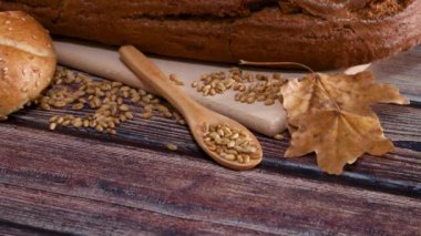 Lezzetli organik çörekler, çörekler ve masada tahıllı çavdar ekmeği.