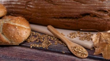 Lezzetli organik çörekler, çörekler ve masada tahıllı çavdar ekmeği.