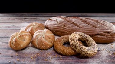 Lezzetli organik çörekler, çörekler ve masada tahıllı çavdar ekmeği.