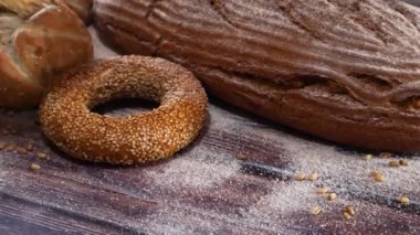 Masaya susamlı organik simit ve çavdar ekmeği ve çörekle birlikte keten koyun.